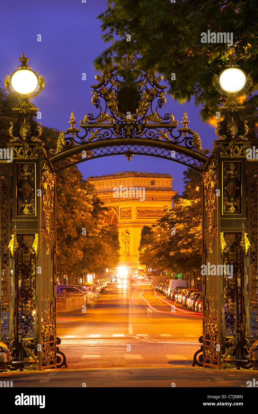 Arc de Triomphe incorniciato dalle porte di entrata al Parc Monceau, Paris Francia Foto Stock