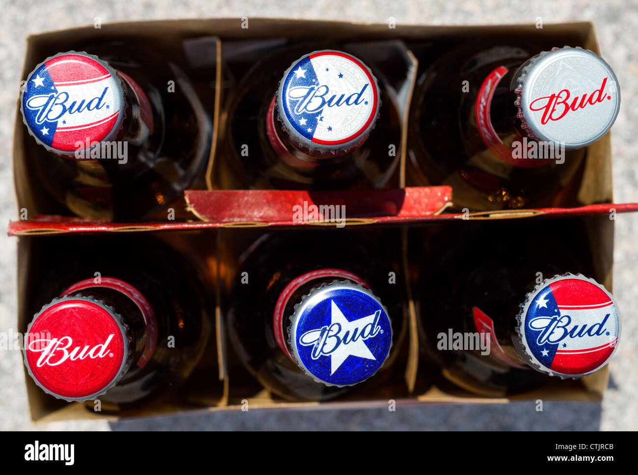 Un pacco di bottiglie di birra Budweiser con cappucci di vario, STATI UNITI D'AMERICA Foto Stock