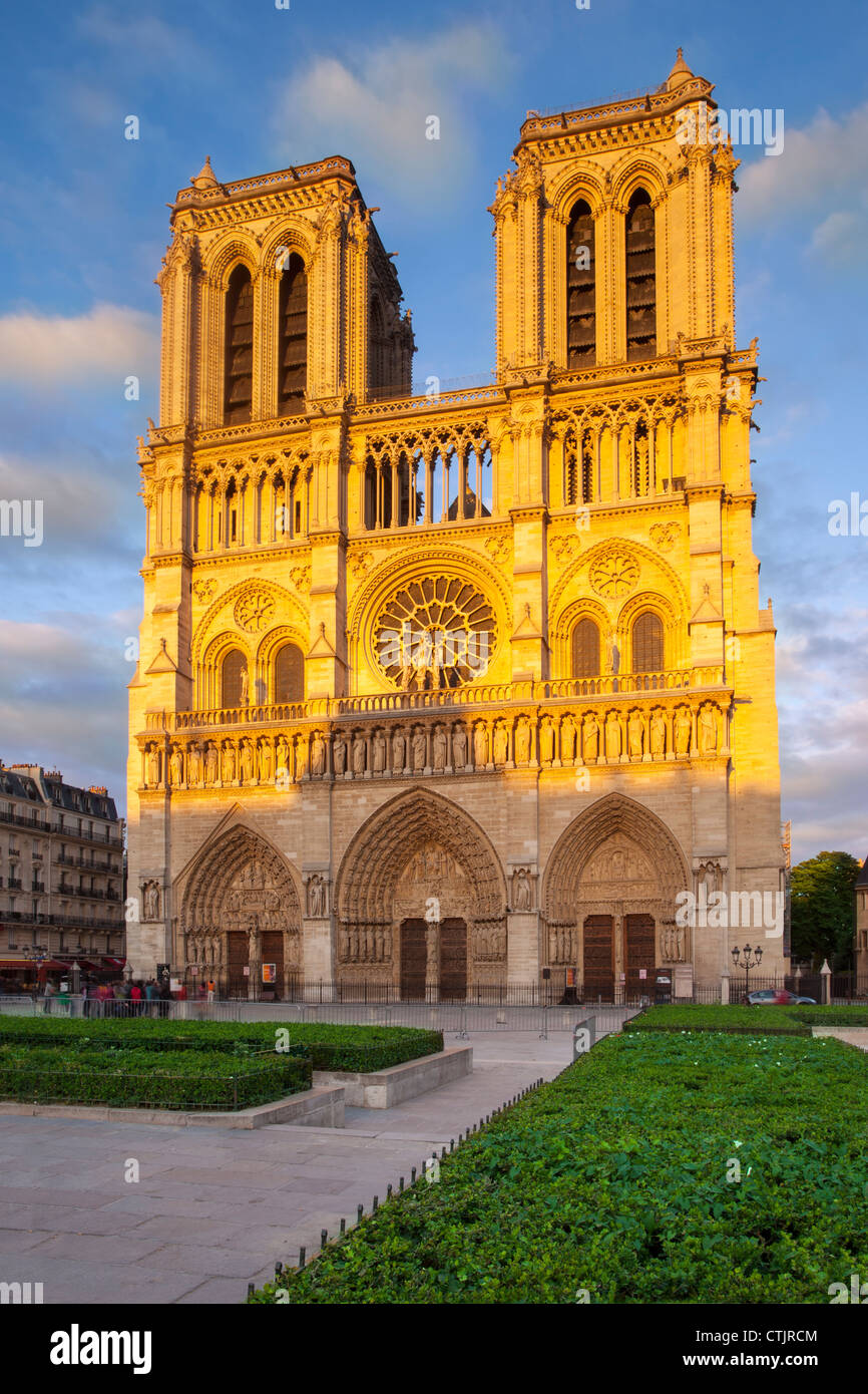 Impostazione bagliori di luce solare sulla facciata della Cattedrale di Notre Dame di Parigi Francia Foto Stock