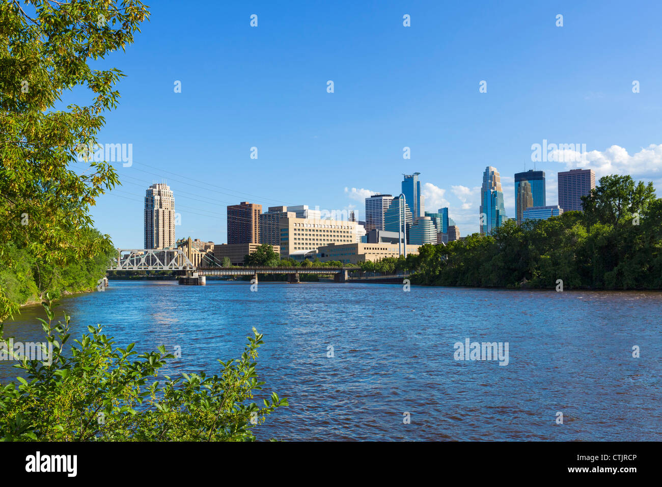 Skyline della città da Nicolett isola nel fiume Mississippi, Minneapolis, Minnesota, Stati Uniti d'America Foto Stock