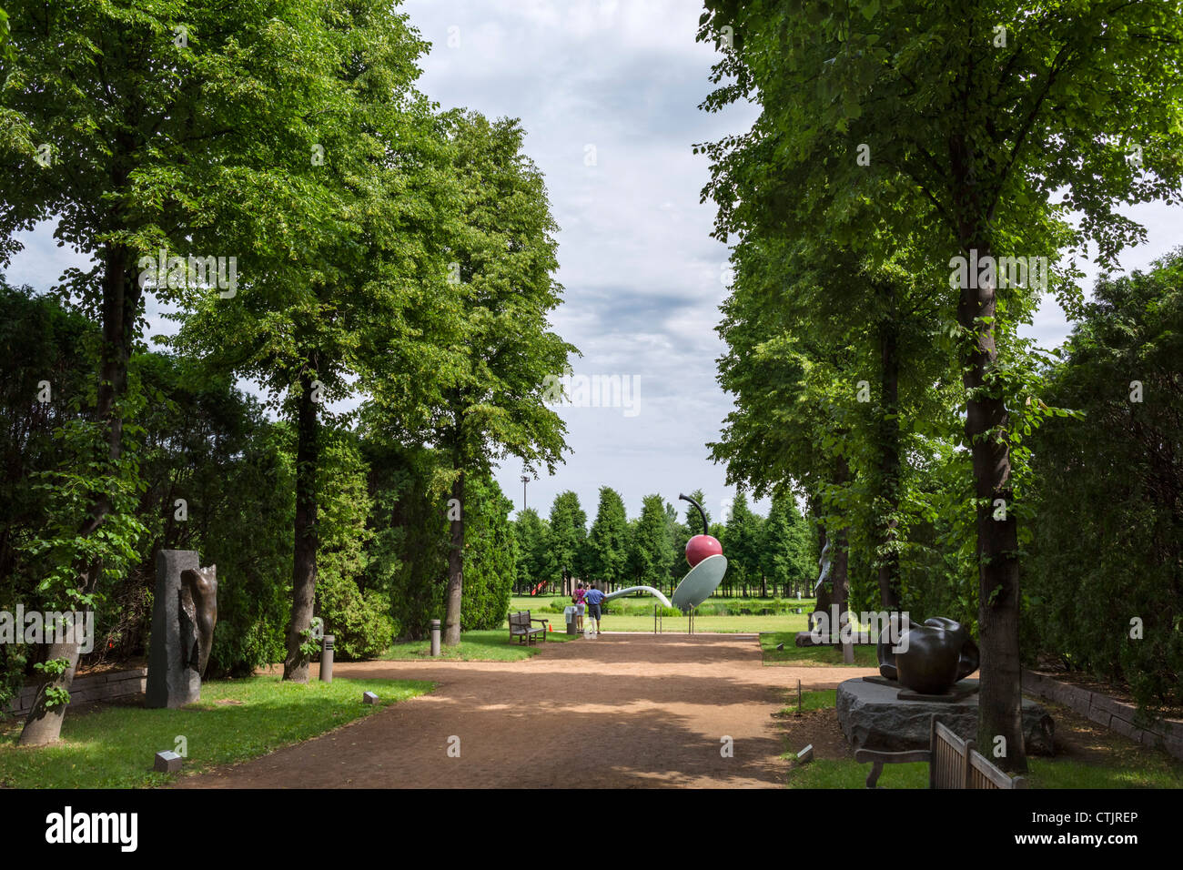 Minneapolis Sculpture Garden guardando verso 'Spoonbridge e ciliegia' scultura, Walker Art Center a Minneapolis, Minnesota, Stati Uniti d'America Foto Stock