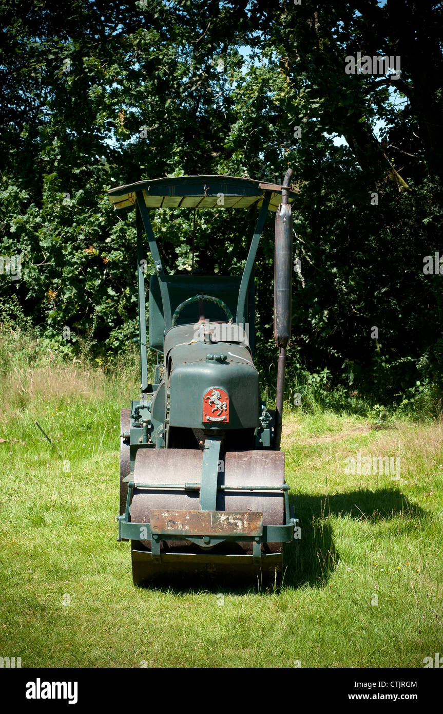 Invicta Aveling-Barford rullo stradale ,village cricket,clubhouse, cottage, paese, corso, cricket, campo Foto Stock