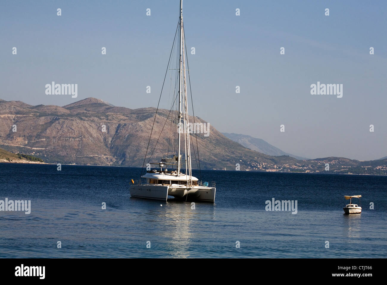 Catamarano ormeggiato di imbarcadero isola di Lokrum Dubrovnik Dalmazia Croazia Foto Stock