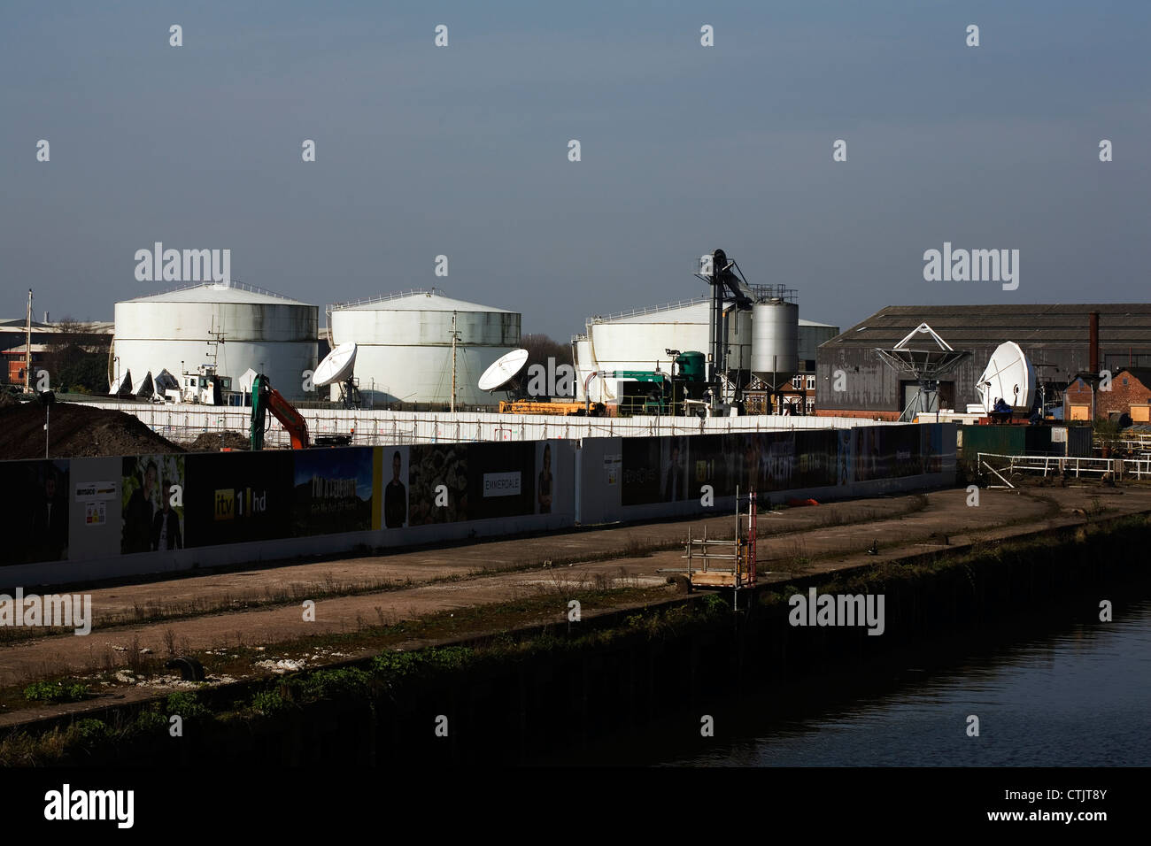 Stoccaggio di olio e terminale sito industriale dal Manchester Ship Canal Salford Quays Manchester Inghilterra England Foto Stock