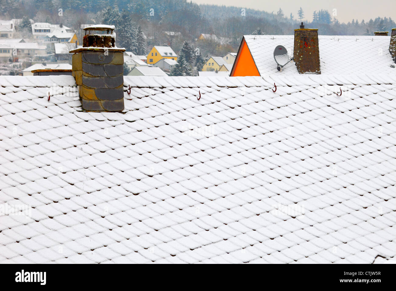 Neve tetti degli edifici in una piccola città Prüm, Renania-Palatinato, Germania. Inverno 2010/11, sera, Adobe RGB Foto Stock