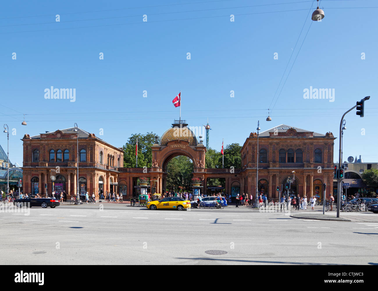 La storica entrata principale per i vecchi giardini di Tivoli su Vesterbrogade a Copenhagen, in Danimarca su una soleggiata giornata estiva. Foto Stock