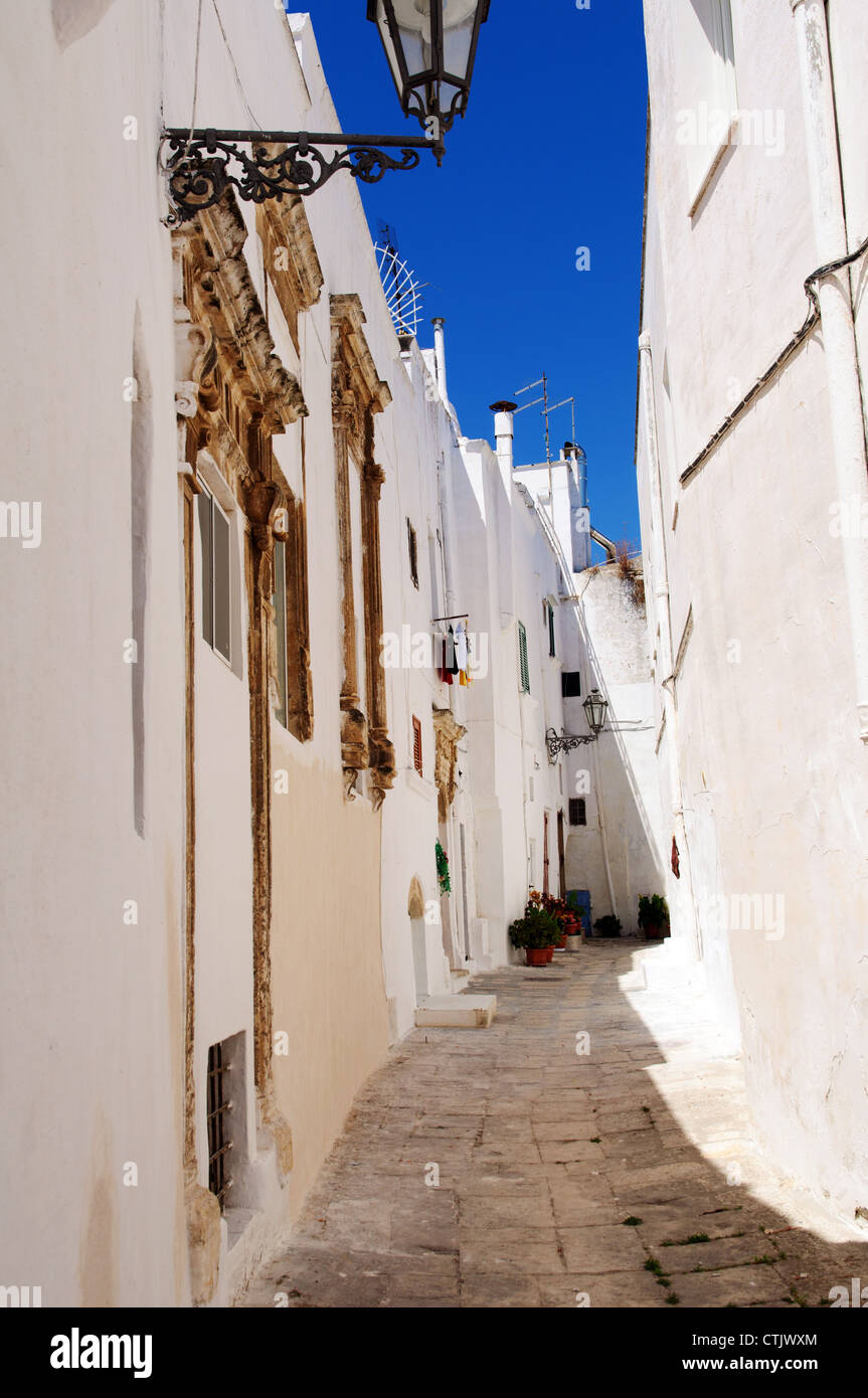 Ostuni lane nella Città Vecchia (la città Bianca), Puglia, Italia Foto Stock