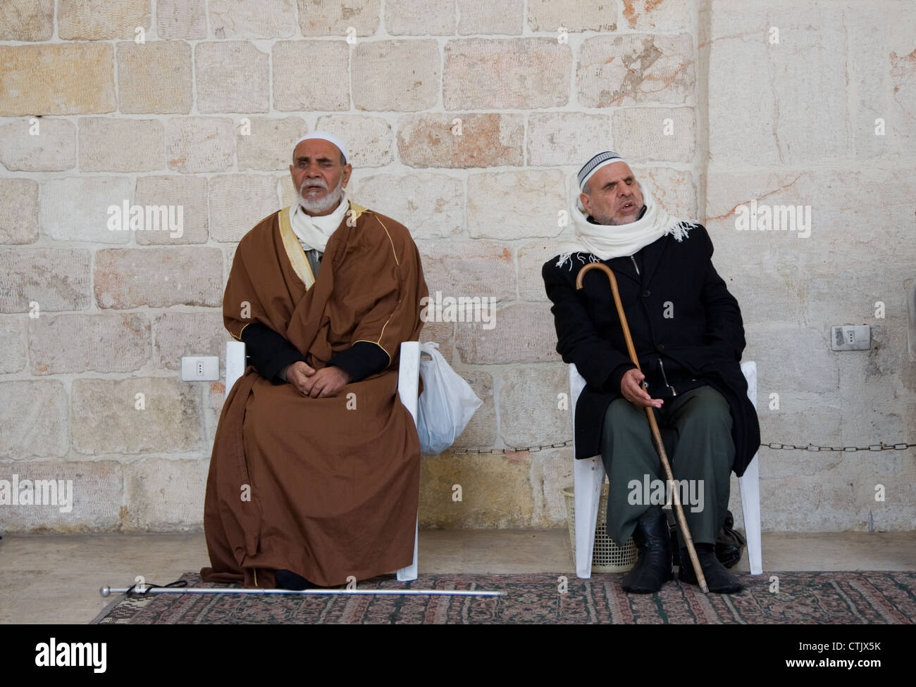 Due uomini anziani durante la preghiera presso la grande moschea di Aleppo, Siria. Foto Stock