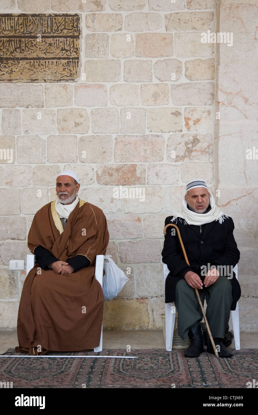 Due uomini anziani durante la preghiera presso la grande moschea di Aleppo, Siria. Foto Stock