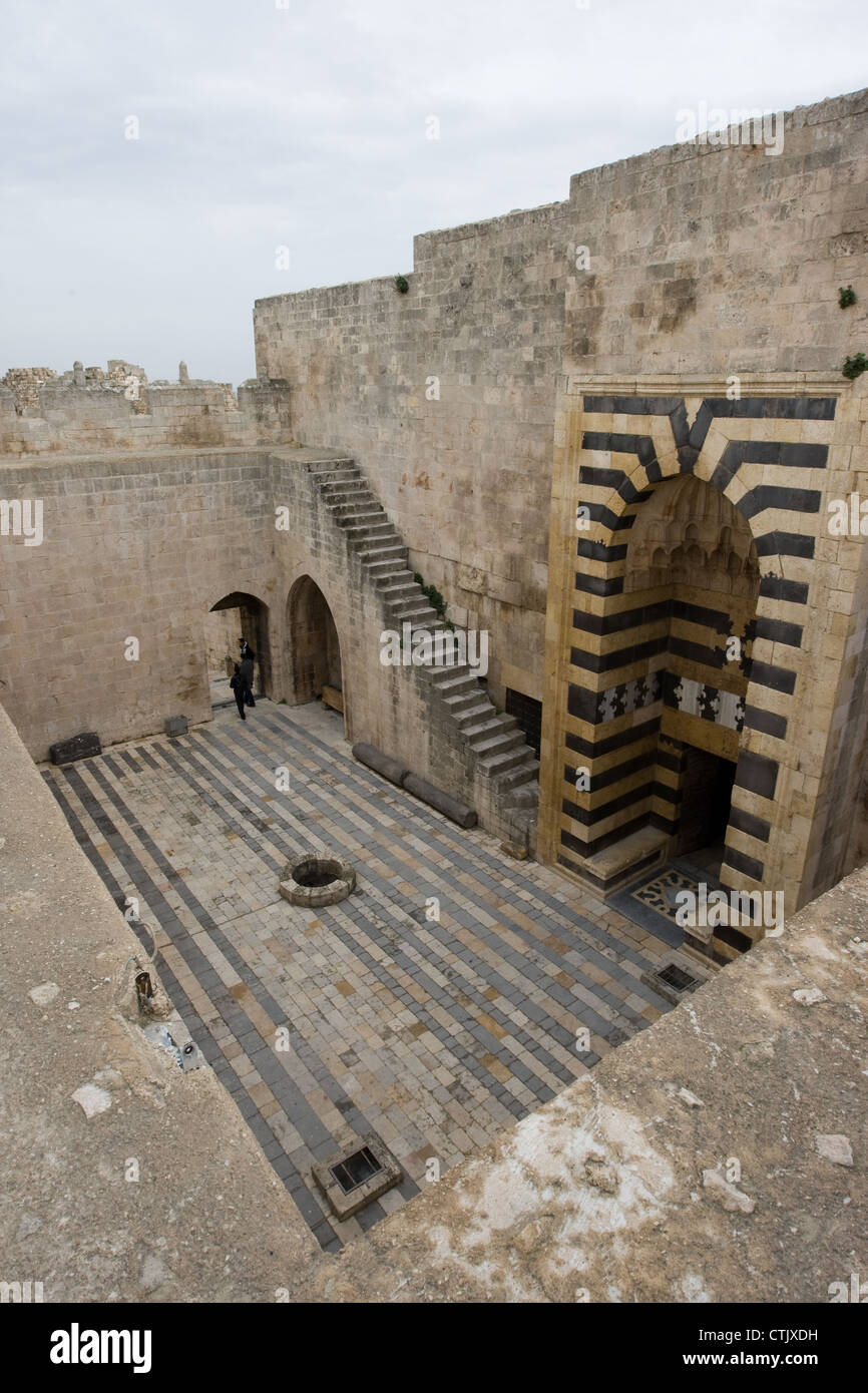 La Cittadella di Aleppo, fortificata medievale palazzo nel centro della città vecchia di Aleppo, Siria settentrionale. Foto Stock