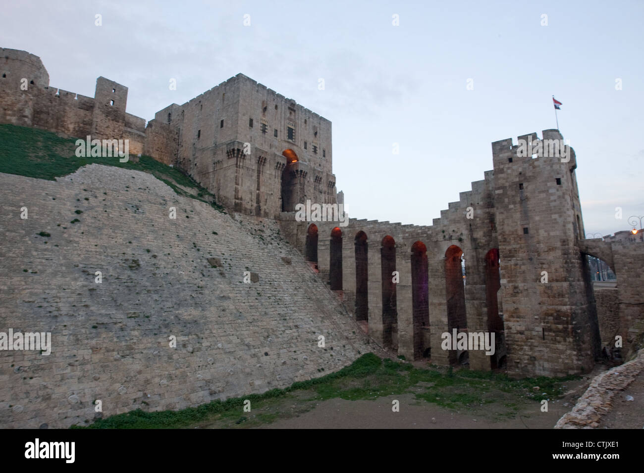 La Cittadella di Aleppo, fortificata medievale palazzo nel centro della città vecchia di Aleppo, Siria settentrionale. Foto Stock