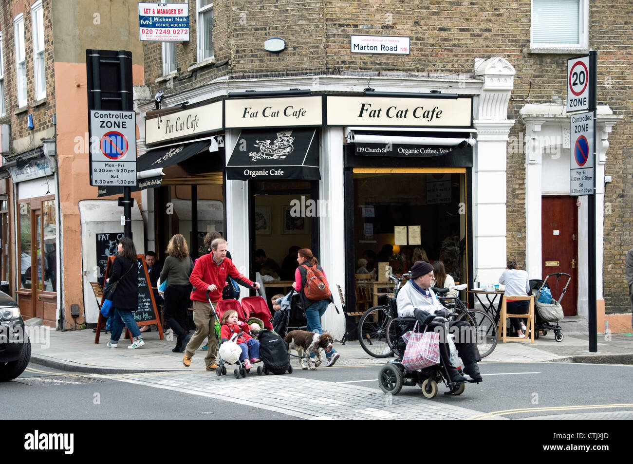 Fat Cat Cafe con persone di passaggio, Stoke Newington Church Street, Londra Inghilterra REGNO UNITO Foto Stock