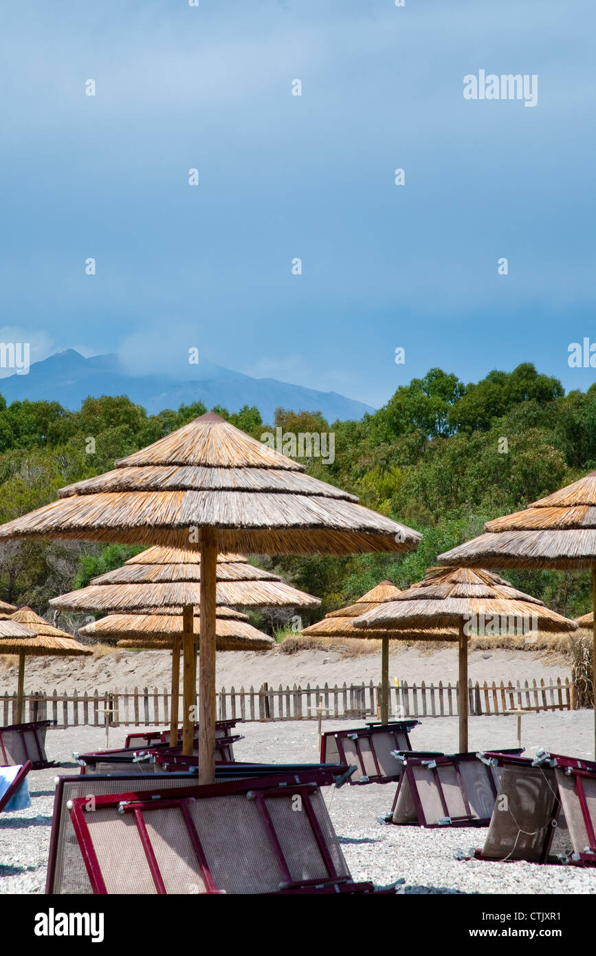 Vista sull'Etna dal mare San Marco Beach vicino a Taormina, Sicilia Foto Stock