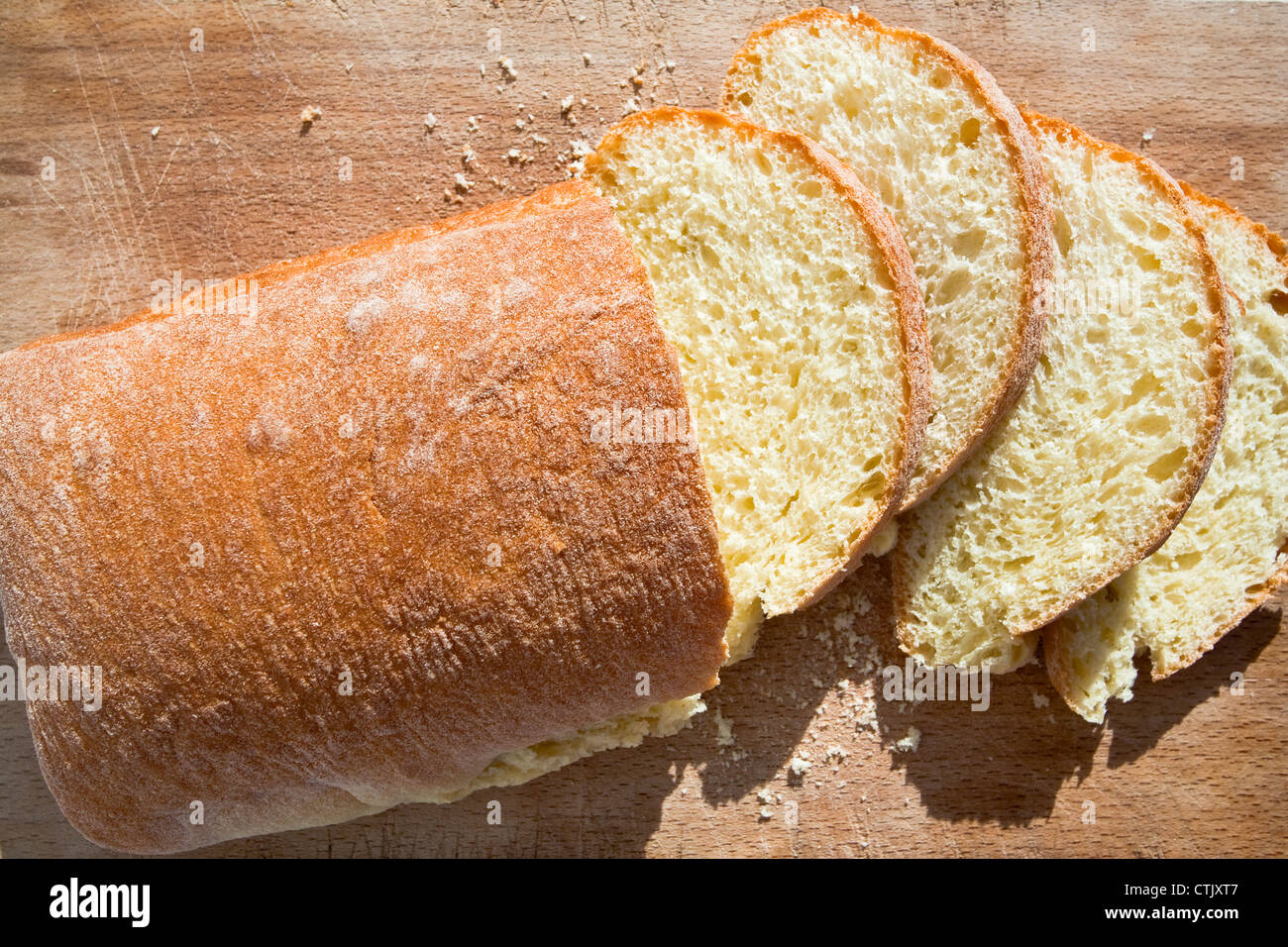 Fette di semola siciliana giallo il pane sulla tavola di legno Foto Stock