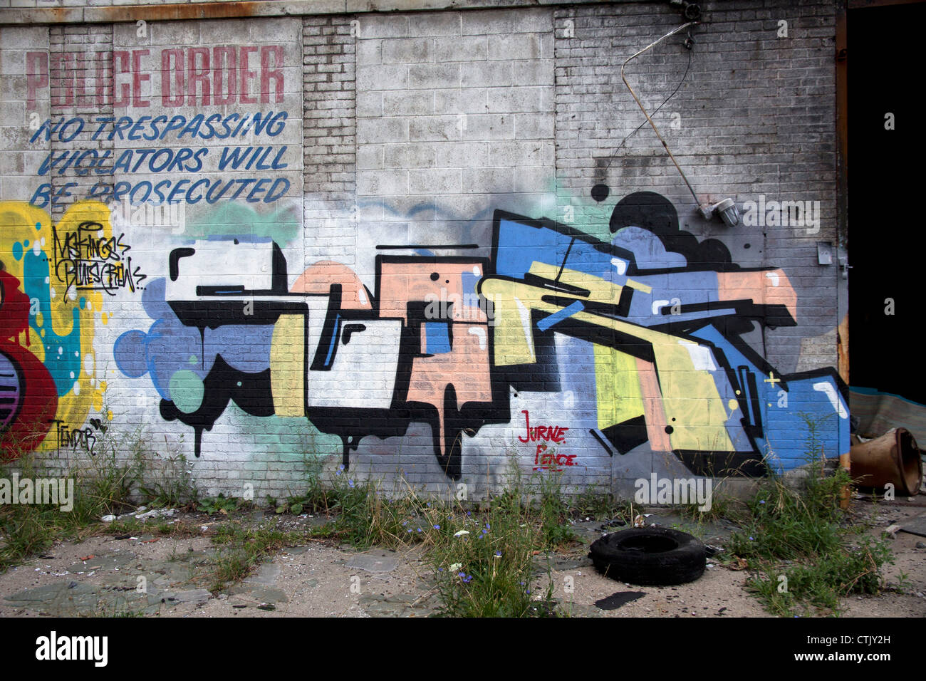 Graffiti su edificio vacante Detroit Michigan STATI UNITI Foto Stock