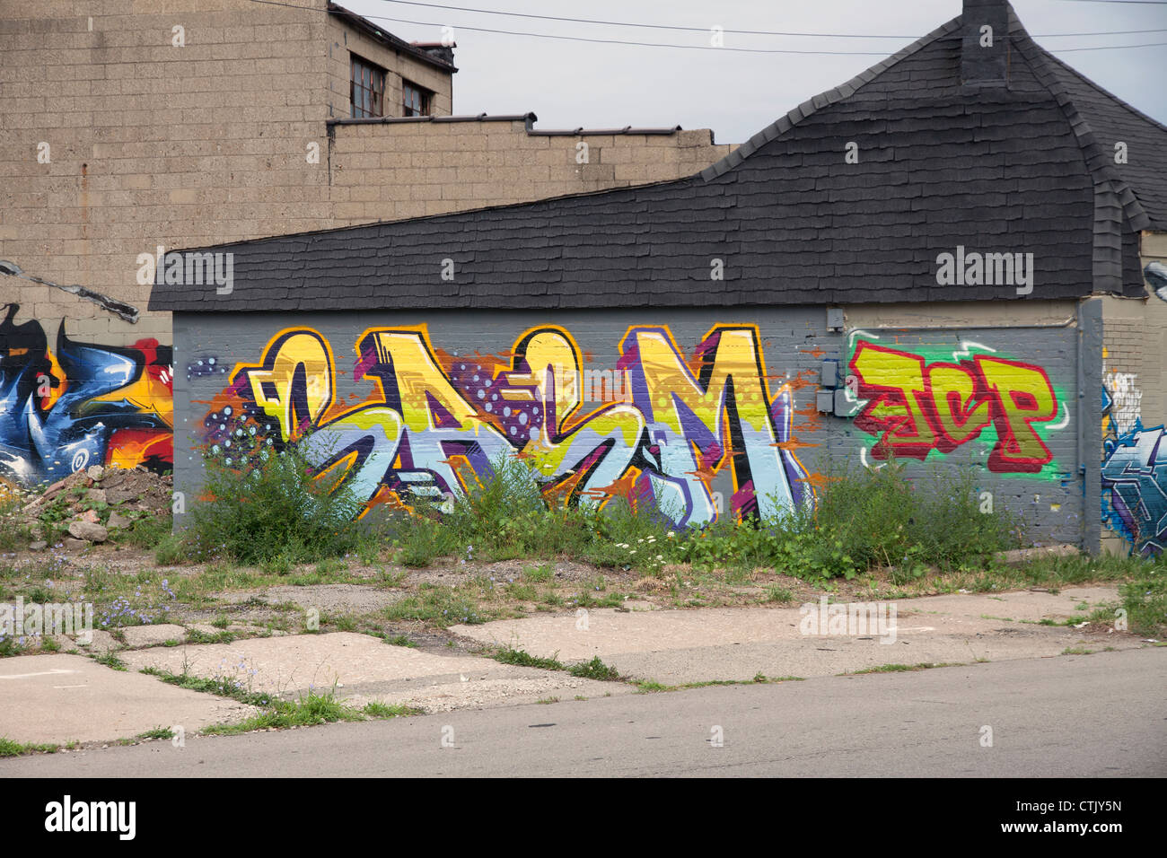 Graffiti su edificio vacante Detroit Michigan STATI UNITI Foto Stock