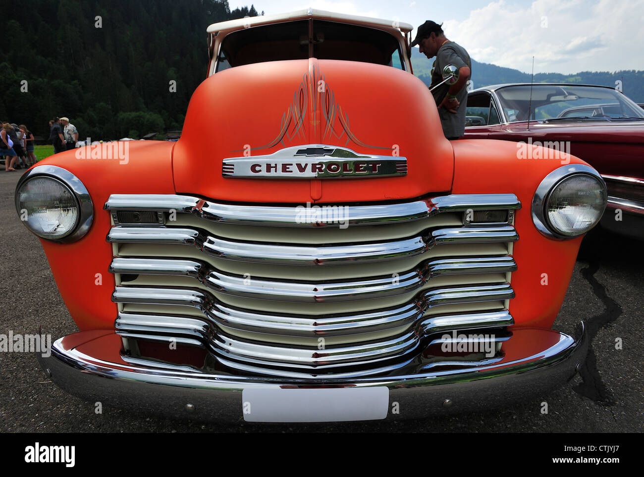 Ampio angolo di close up della griglia del radiatore di un vecchio Chevrolet pick-up con uno spettatore guardando nella cabina Foto Stock