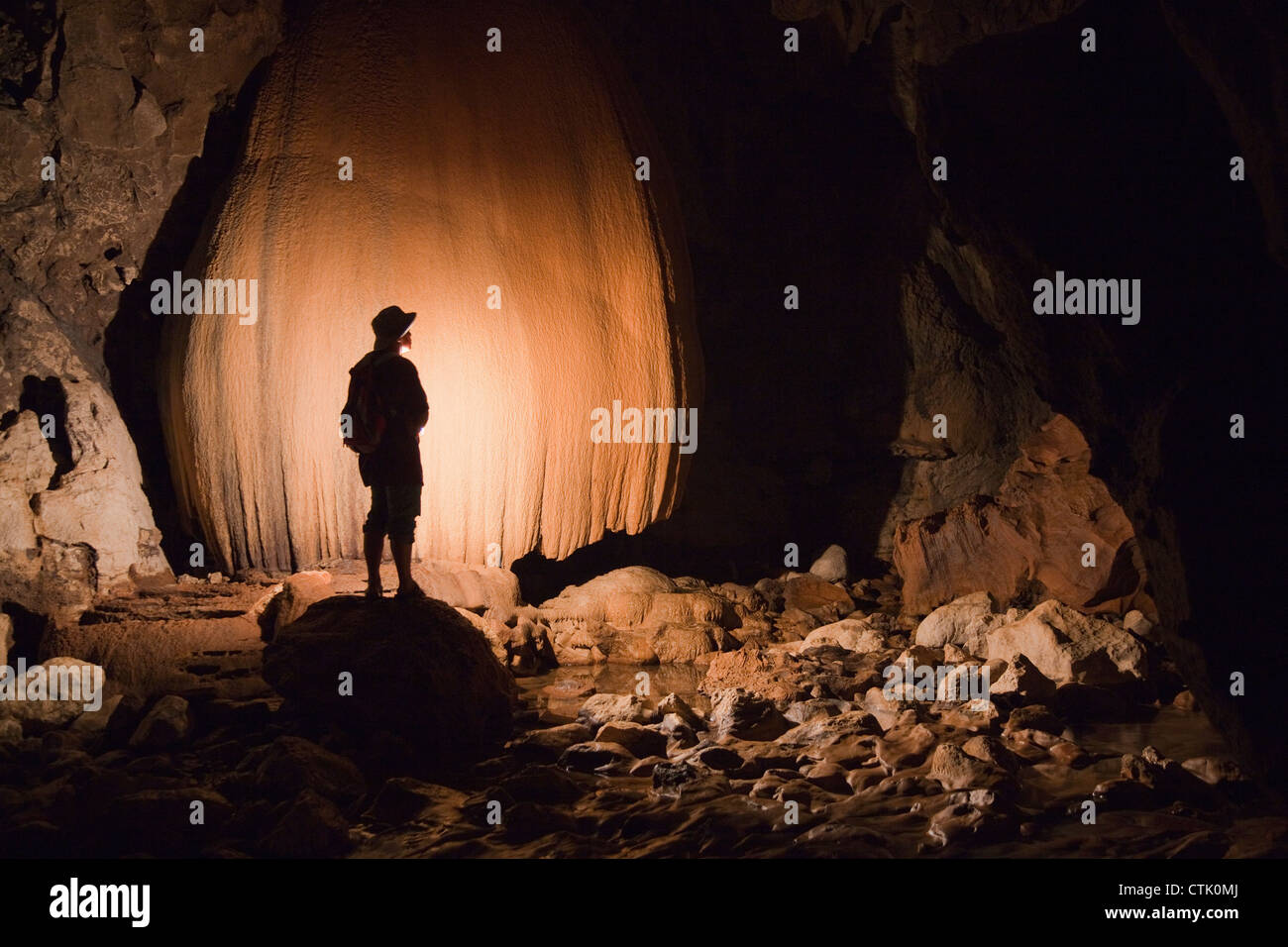 Un filippino Tour Guida contiene una lanterna all'interno della grotta Sumaging o Grande grotta vicino Sagada; Luzon, Filippine Foto Stock