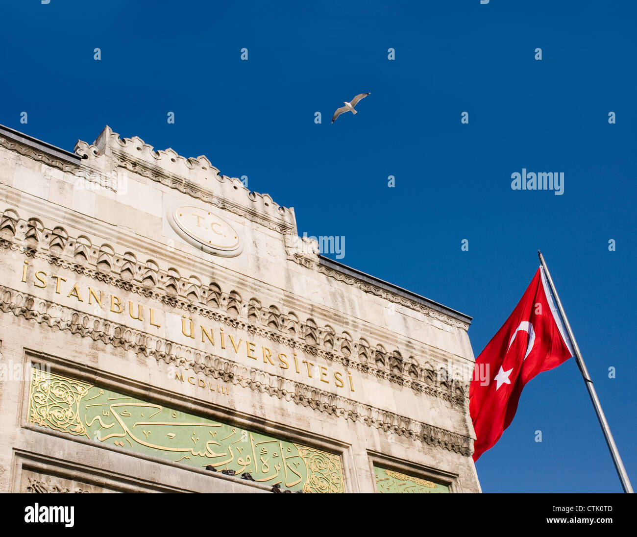 Porta principale di accesso all'Università di Istanbul (İstanbul Üniversitesi), Istanbul, Turchia Foto Stock