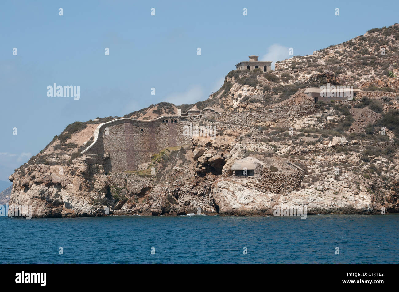 Fortificazioni costiere su di una scogliera in ingresso al porto di Cartagena in Murcia Regione del sud della Spagna Foto Stock