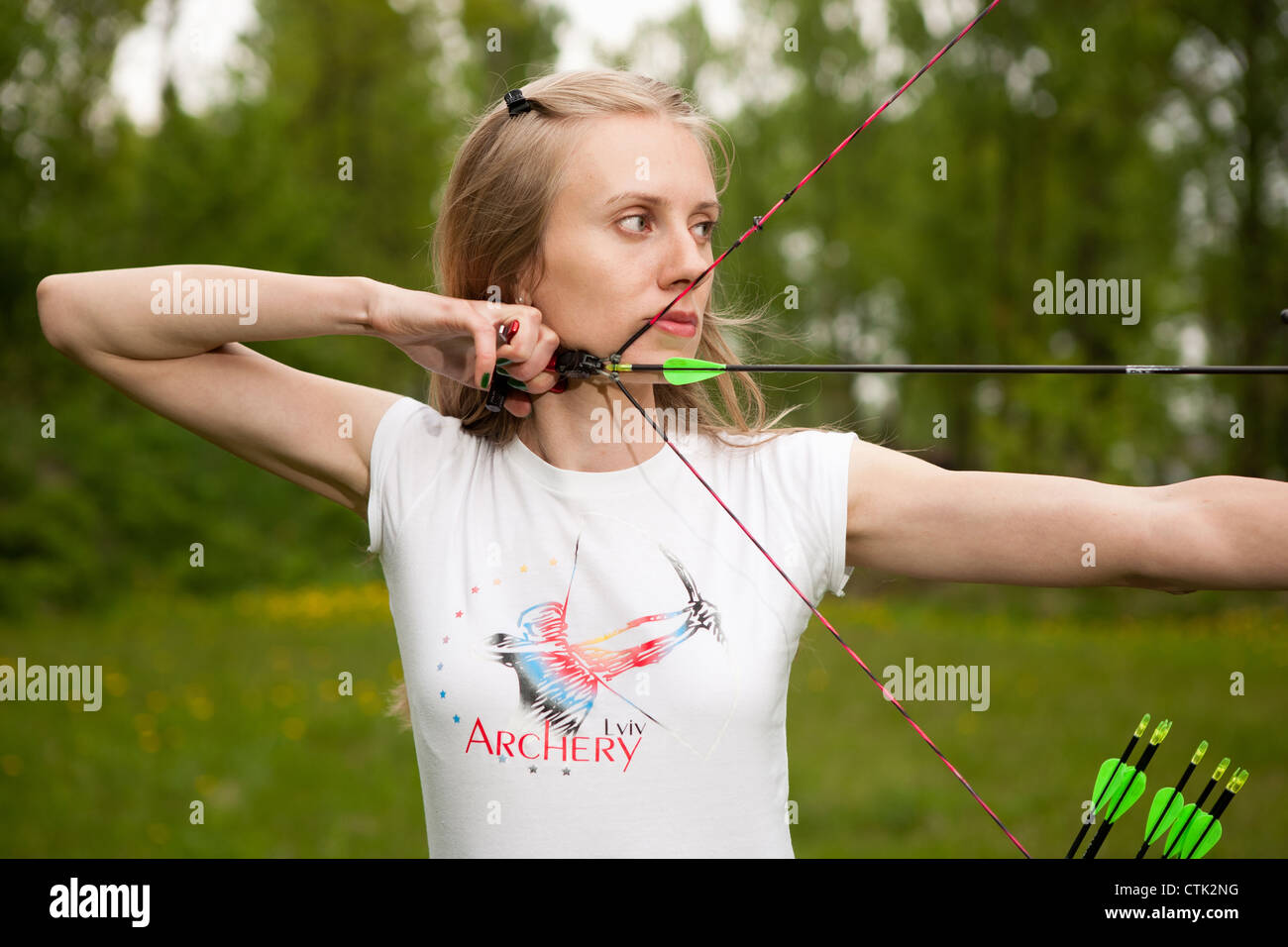 Arciere femmina puntare l'obiettivo Foto Stock