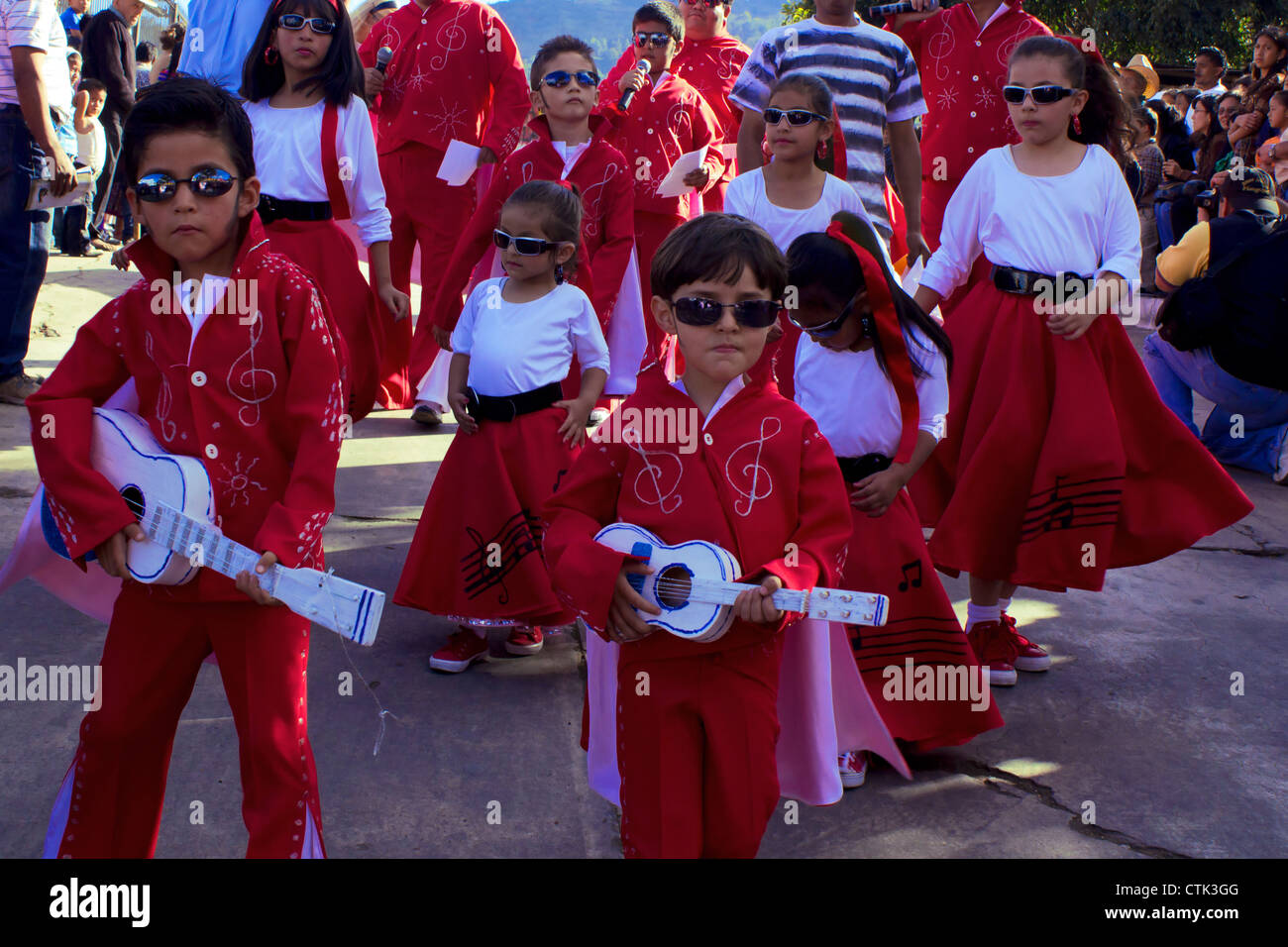 I bambini vestiti come Elvis Presley Foto Stock