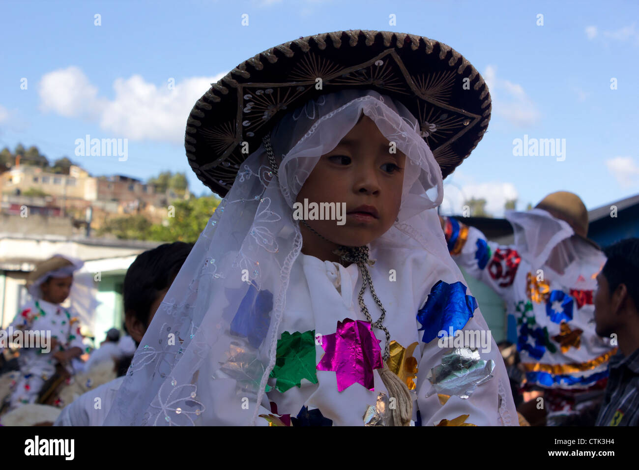 Equitazione per bambini per il tempo libero di Virgen Concepcion Parade di San Andrés Itzapa, Guatemala Foto Stock