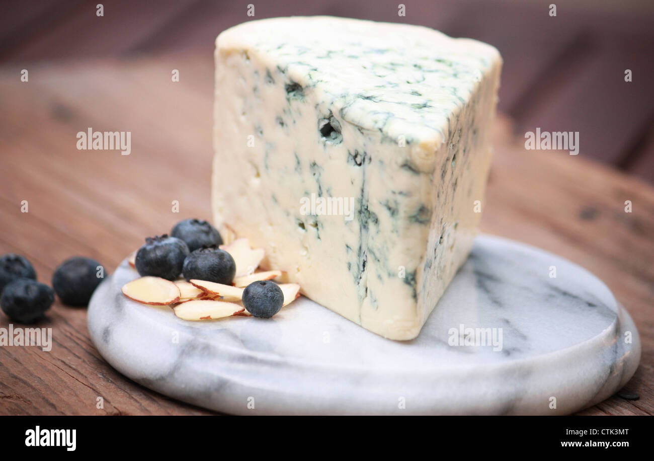 Bleu formaggio, mirtilli, Mandorle sul piatto di marmo Foto Stock