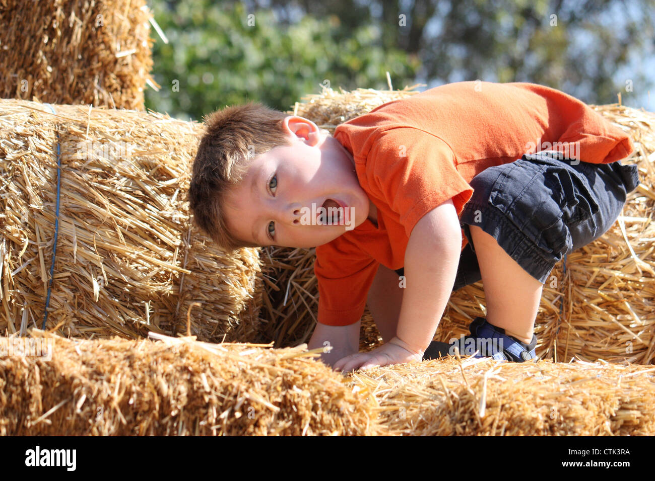 Little Boy essendo stupido, rendendo le facce Foto Stock