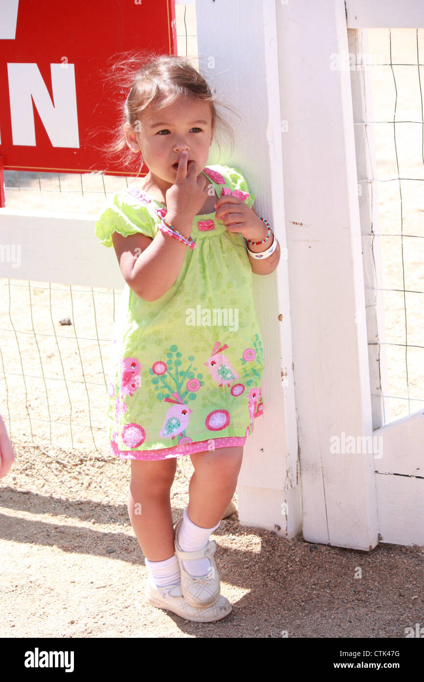 Bambina in verde abito fiorito Foto Stock