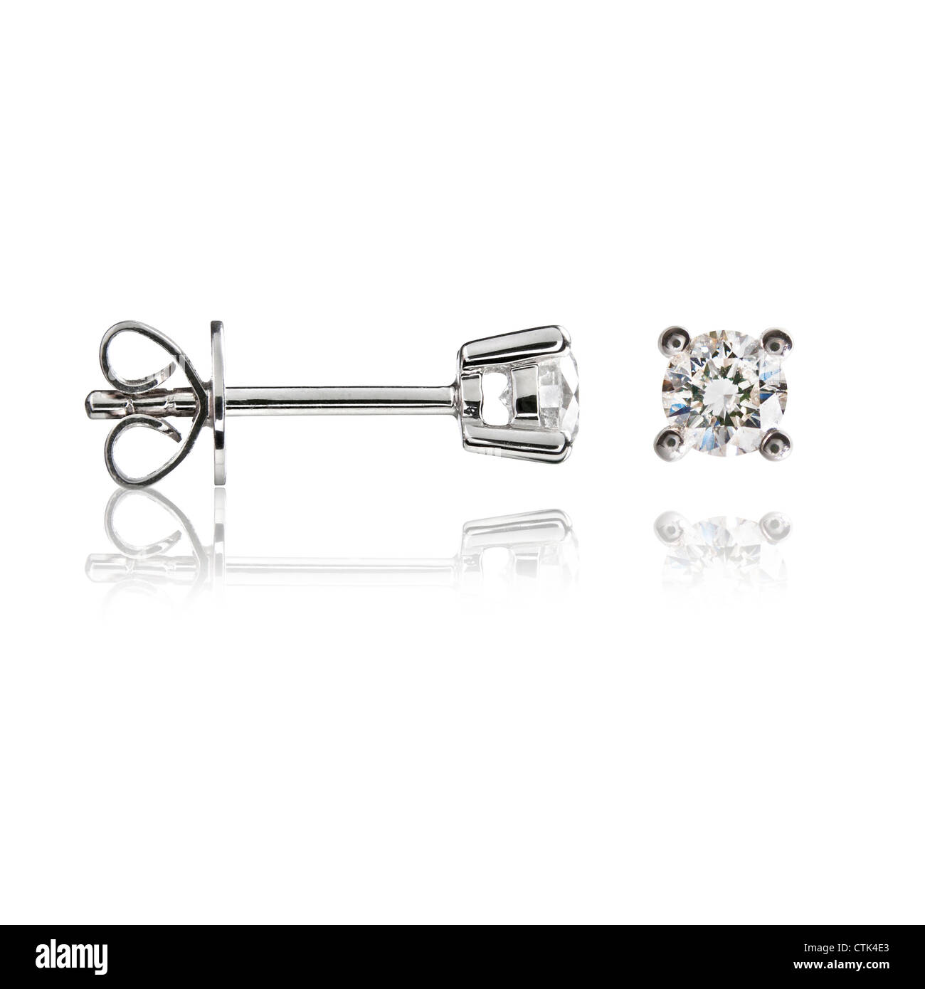 Orecchini diamante prigionieri con la riflessione isolata su sfondo bianco vista laterale e dall'alto Foto Stock