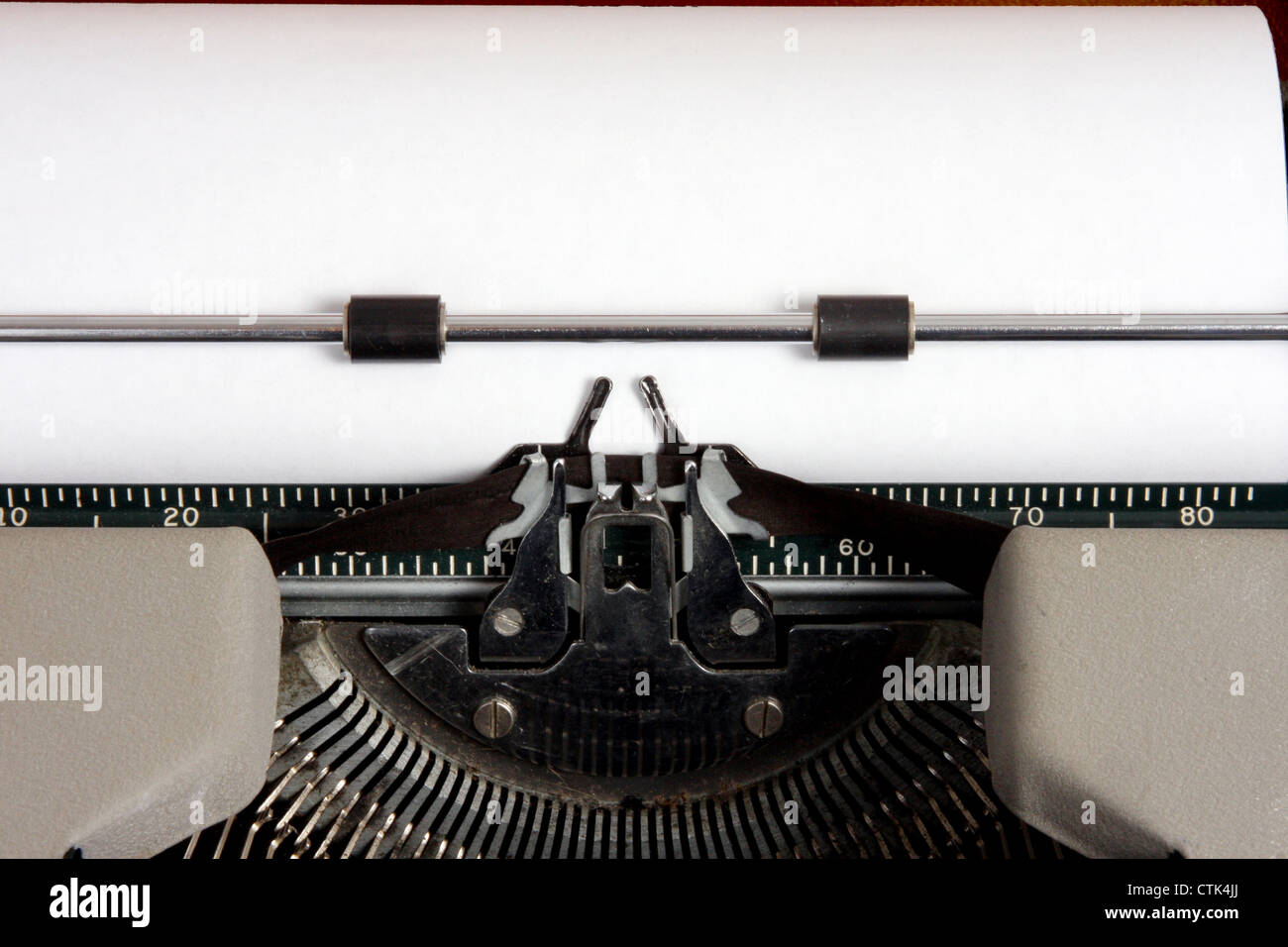 Carta bianca comune in un 1957 Smith-Corona manuale portatile nastri inchiostratori per macchine da scrivere Foto Stock