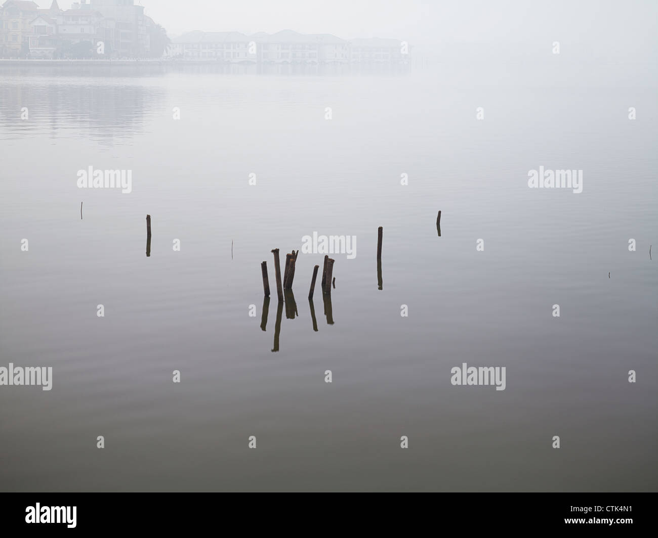 Poli, detriti e panche bloccata fuori del West Lake, un grande lago di acqua dolce in Hanoi, Vietnam Foto Stock