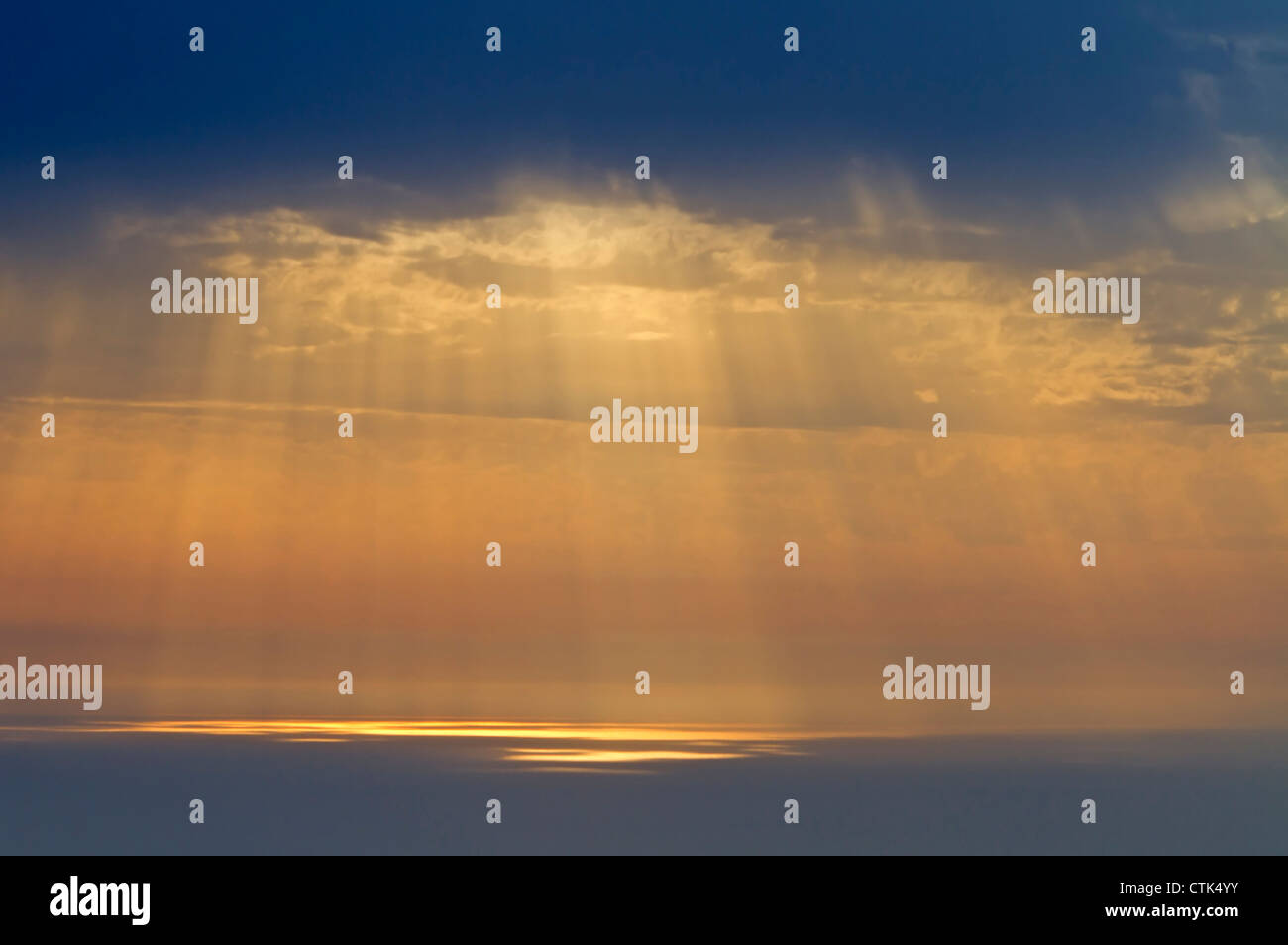 Raggi di sole sul mare Foto Stock