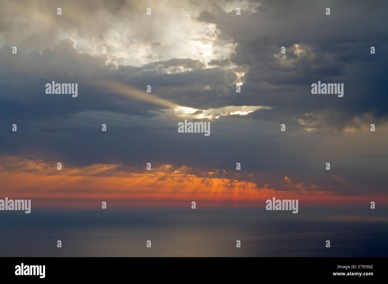 Raggi di sole sul mare Foto Stock