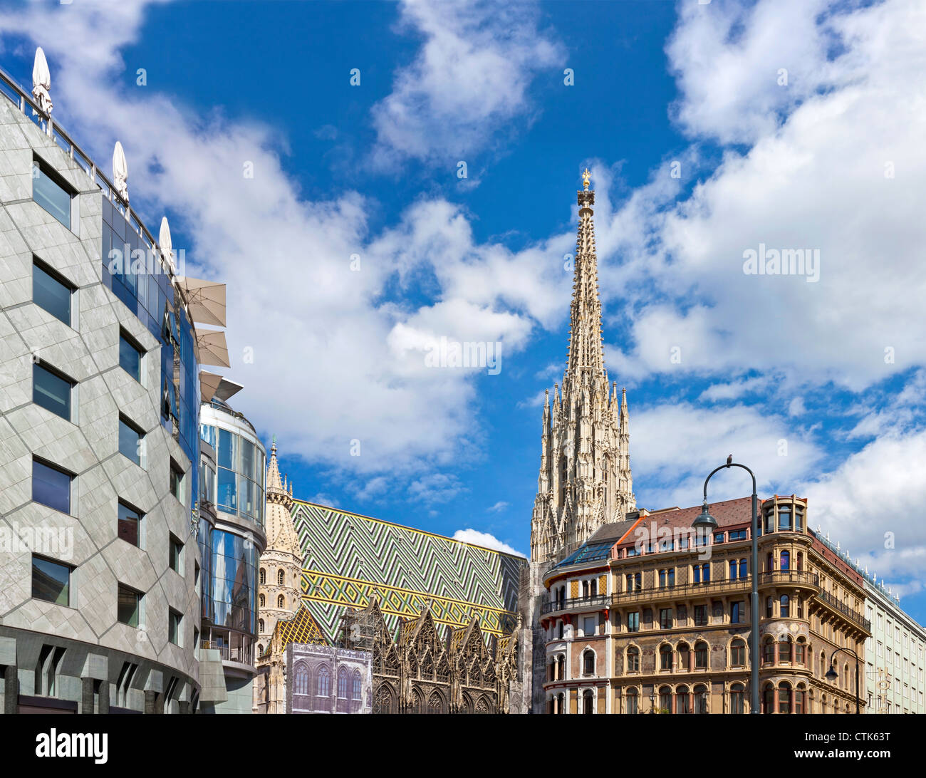 Vienna storica cattedrale di Santo Stefano con il moderno cosiddetto Haas-Haus Foto Stock