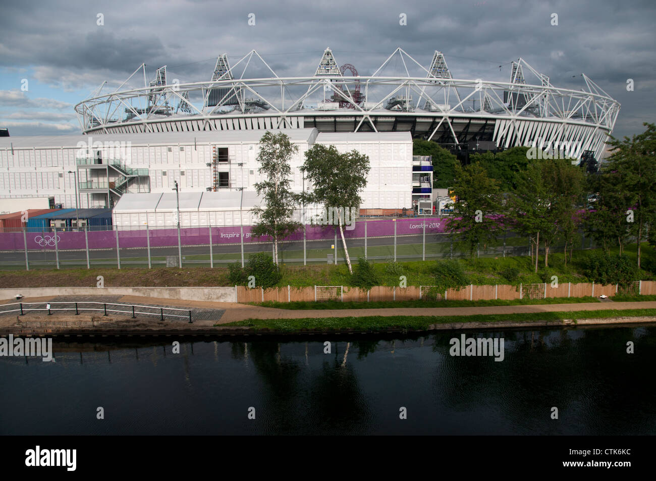 Stadio Olimpico Hackney con canale davanti Foto Stock