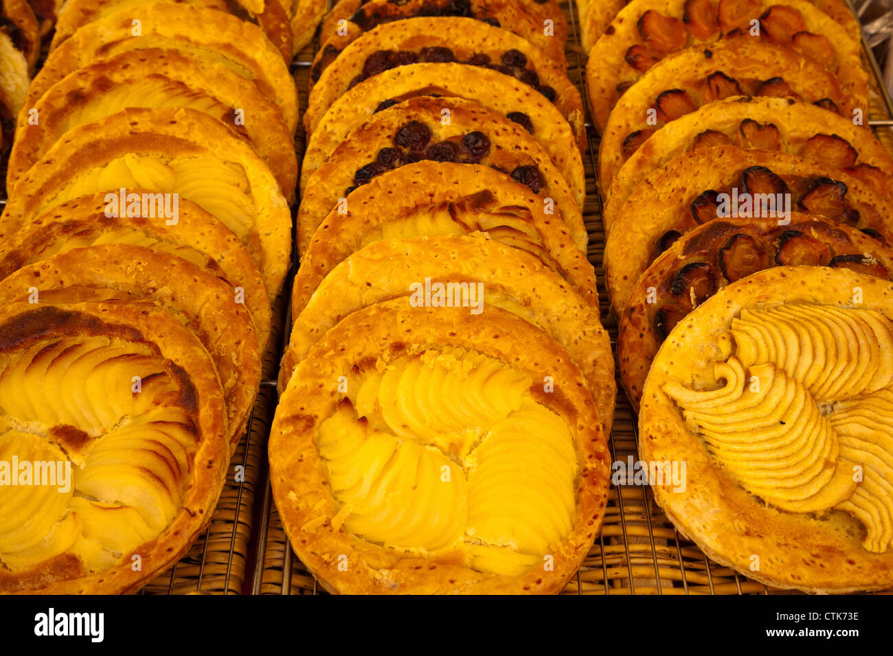 Crostate di frutta visualizzati in una pasticceria a Parigi Francia Foto Stock