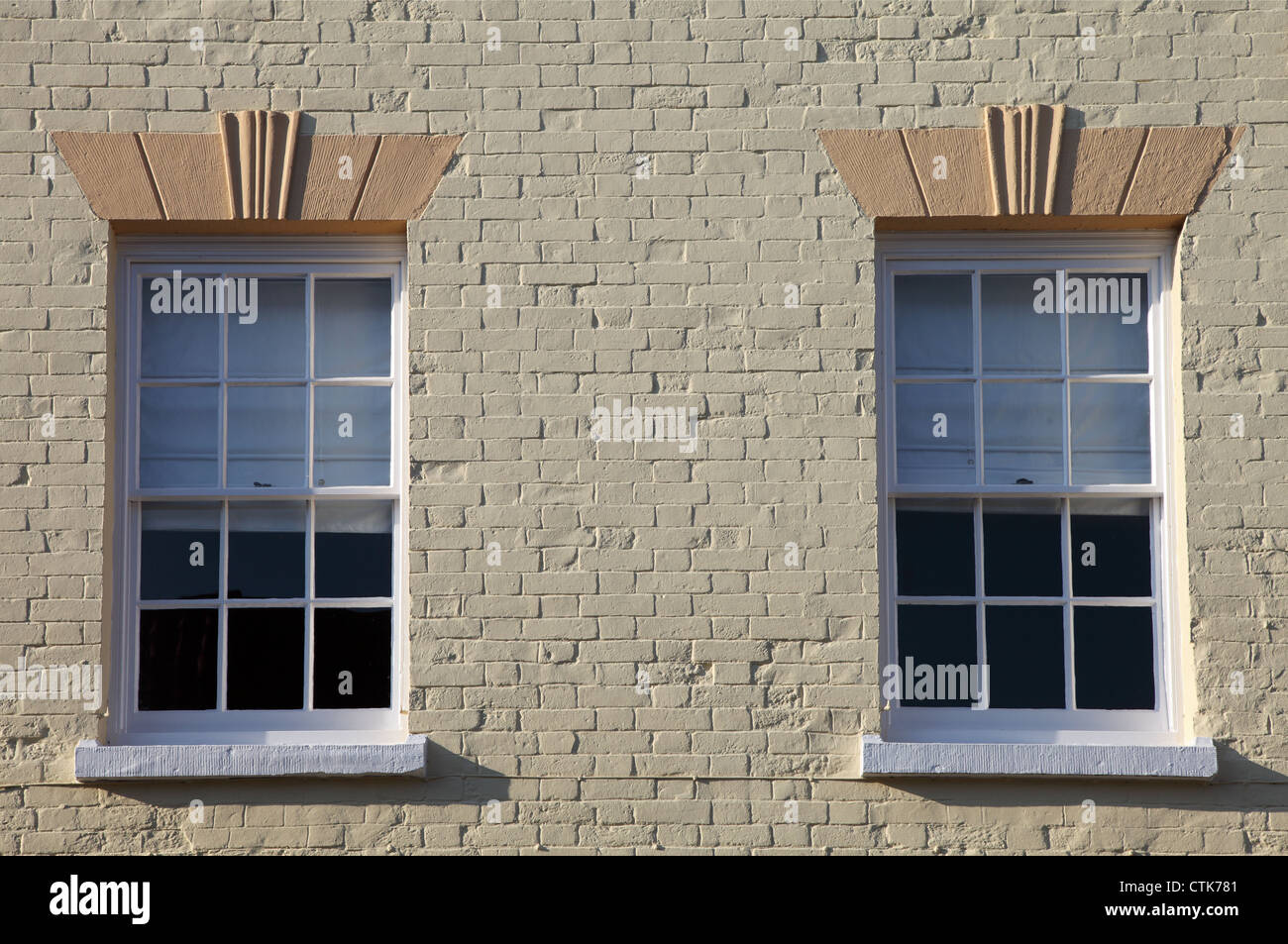 Coppia di finestre a ghigliottina con muratura in mattoni dipinti, Monmouth, Wales, Regno Unito Foto Stock