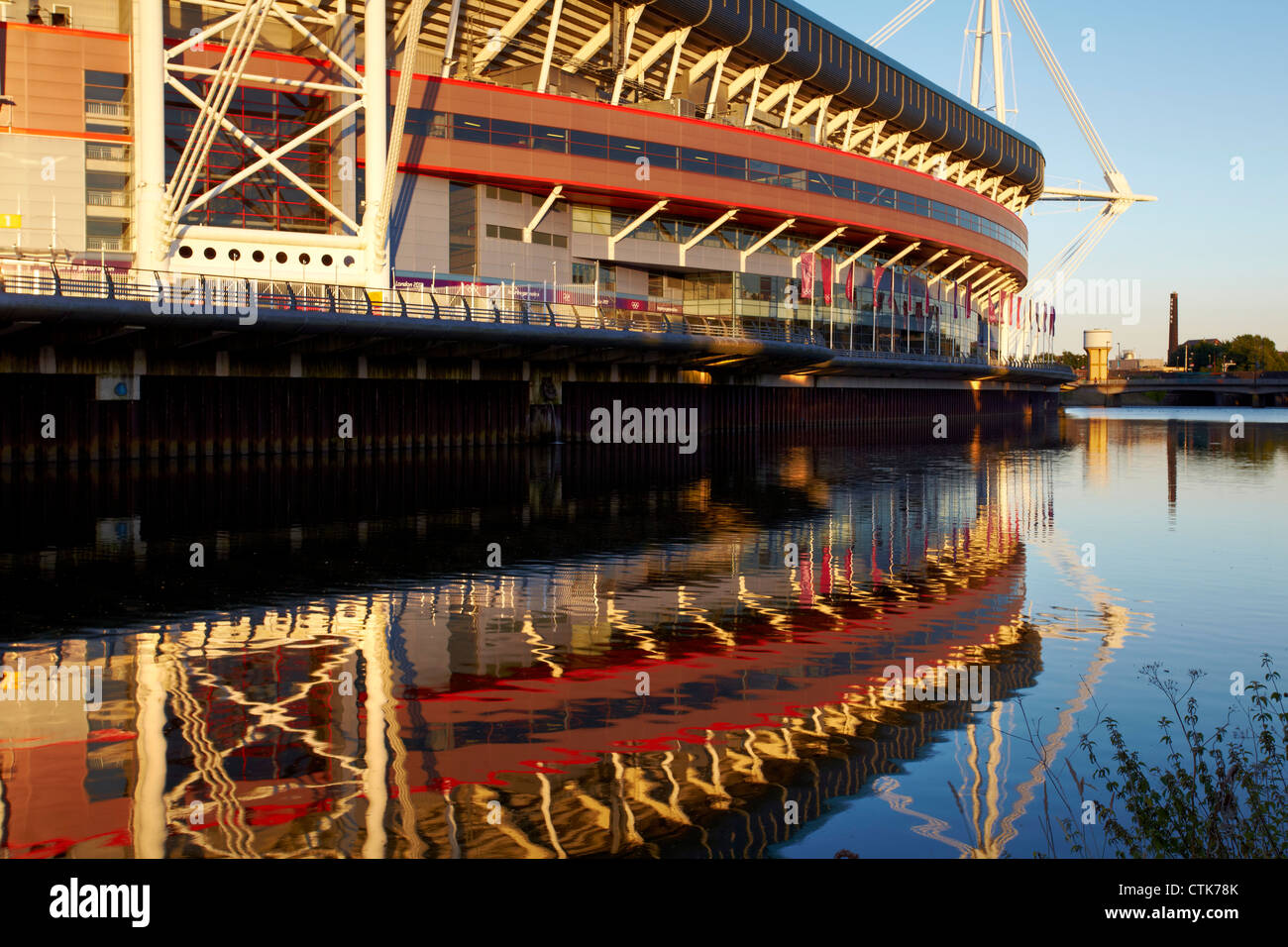 Il Millennium Stadium riflessa nel fiume Taff, alla vigilia dei giochi olimpici. Foto Stock