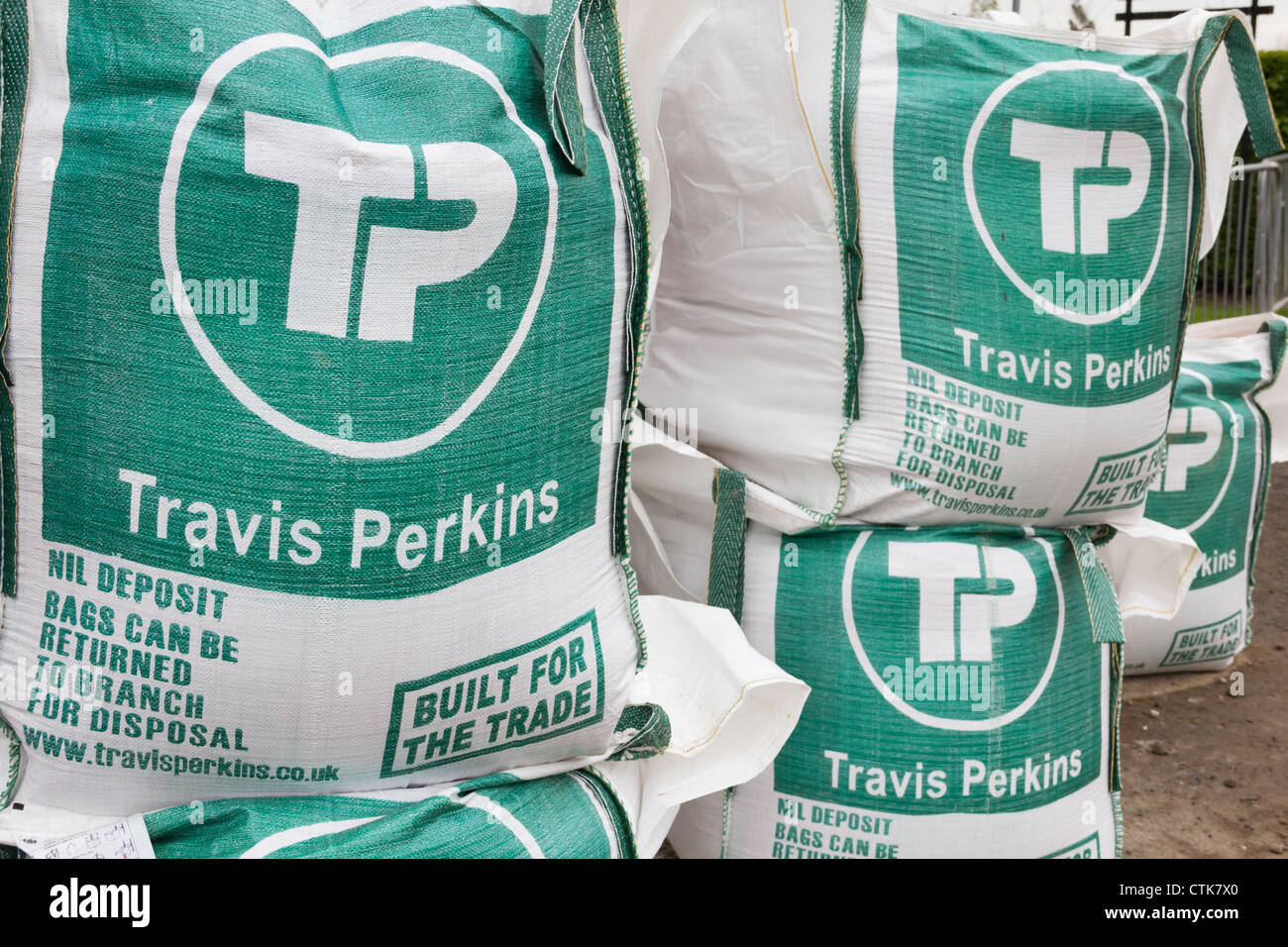 Travis perkins builders merchant bulk di materiali di costruzione sacchetti. Sacchi pieni possibilmente di sabbia. Foto Stock