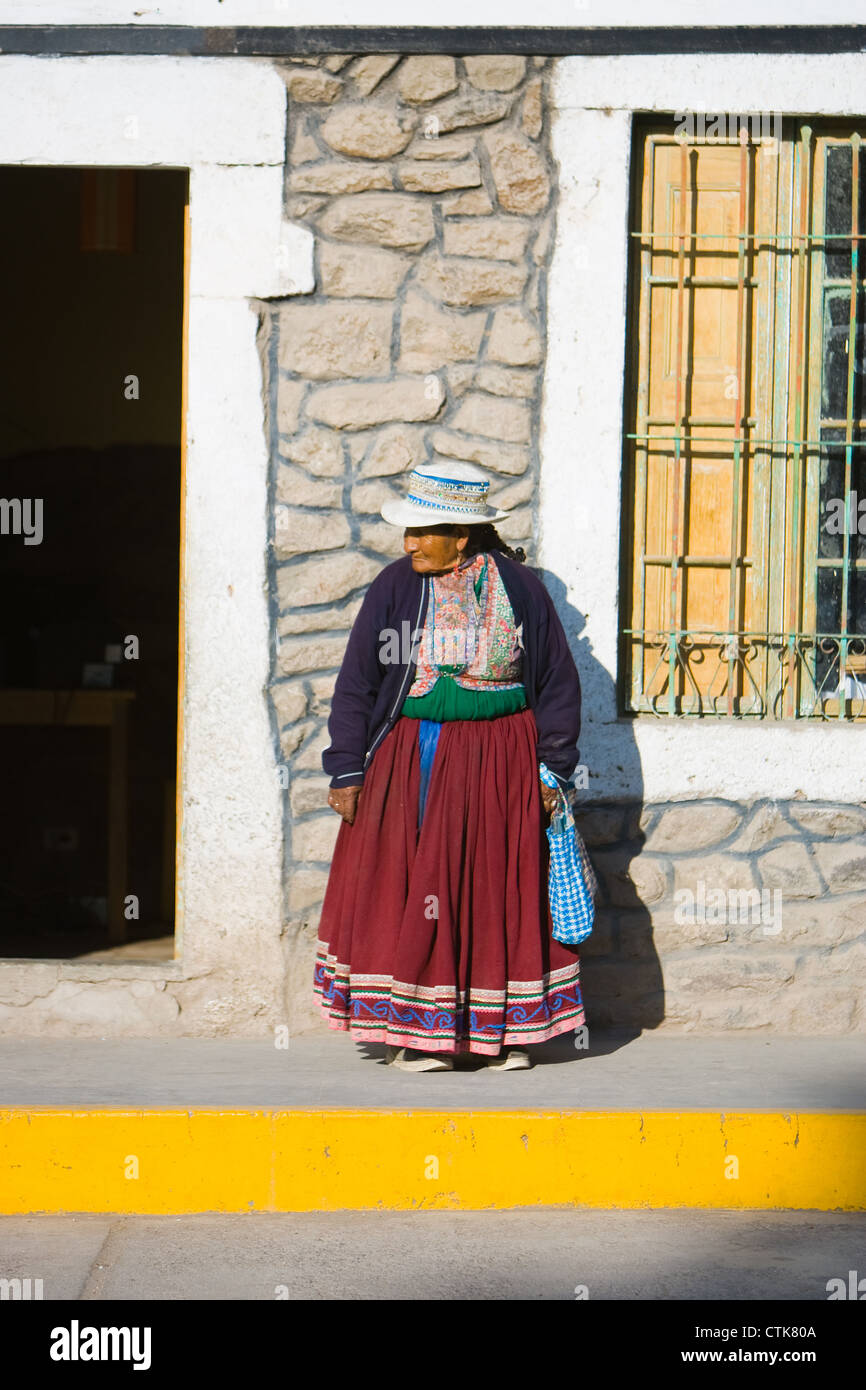 Donna in abiti tradizionali di Chivay, Perù Foto Stock
