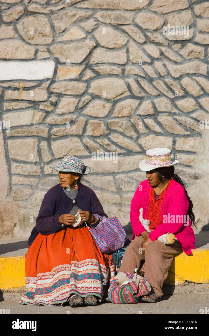 Persone in abiti tradizionali di Chivay, Perù Foto Stock