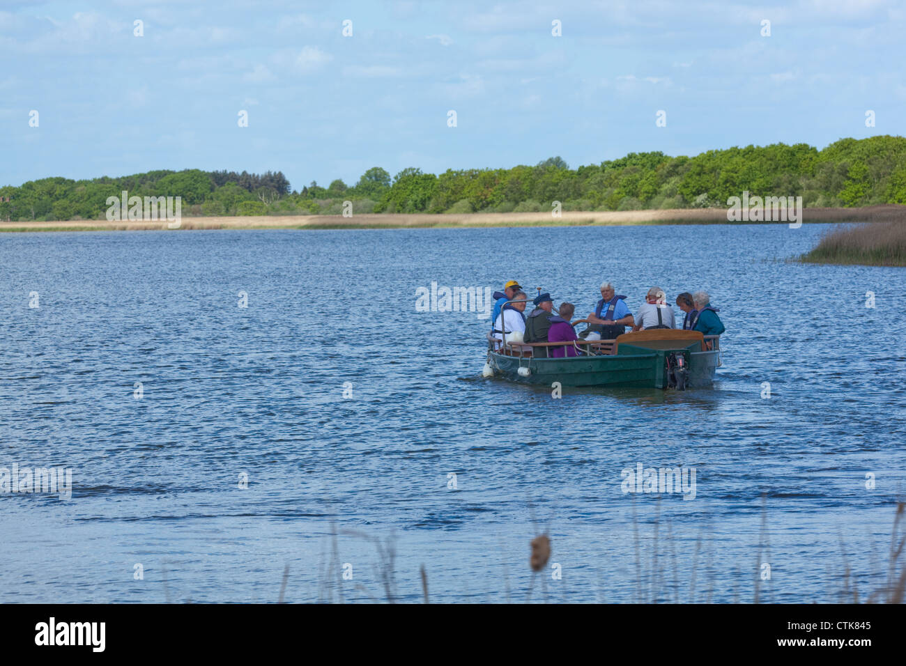 Norfolk Wildlife Trust Sentiero dell'acqua guida e barca elettrica, 'Swallowtail', con i visitatori a bordo. Hickling vasta Riserva naturale Foto Stock