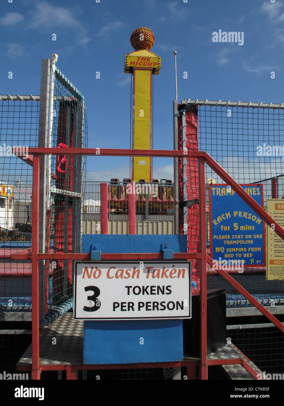 Non sono previsti gettoni da $3 a persona per la fiera del divertimento di Littlehampton nel Sussex occidentale Foto Stock