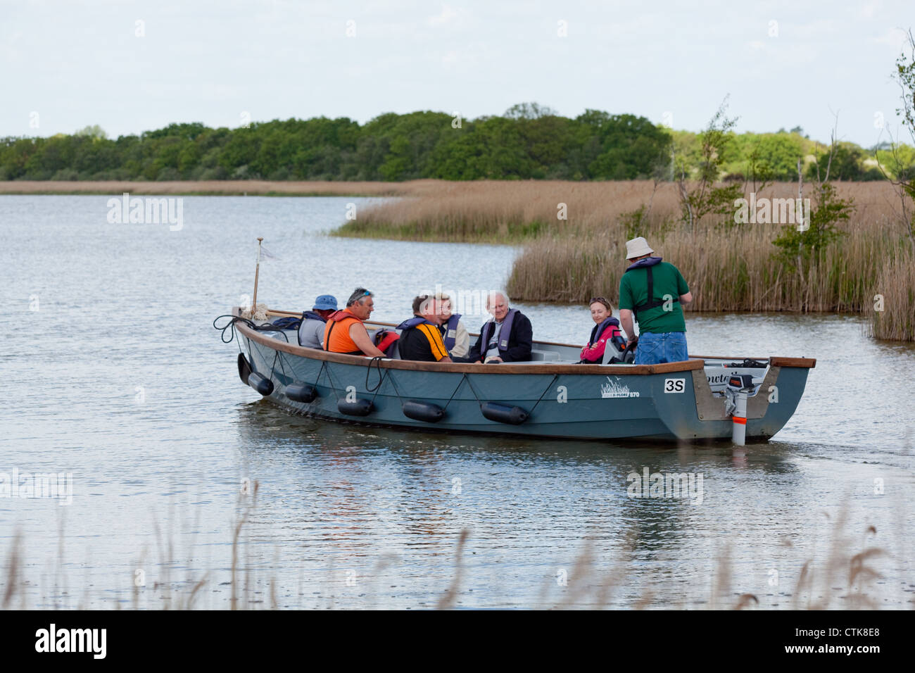 Norfolk Wildlife Trust Sentiero dell'acqua guida e barca elettrica, 'Swallowtail', con i visitatori a bordo. Hickling vasta Riserva naturale Foto Stock