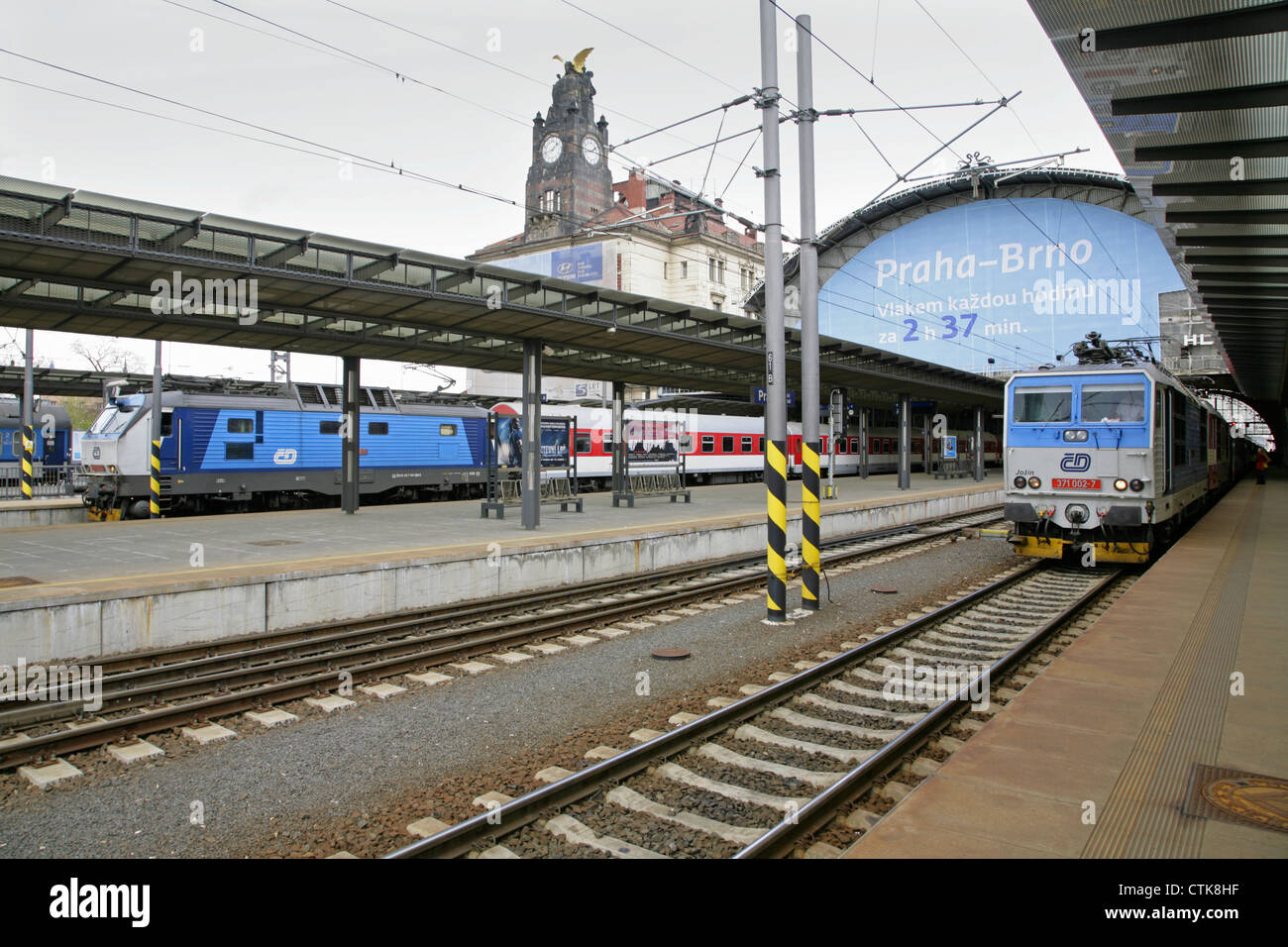 Le ferrovie ceche locomotive elettriche in attesa alla stazione centrale di Praga, Repubblica Ceca. Foto Stock