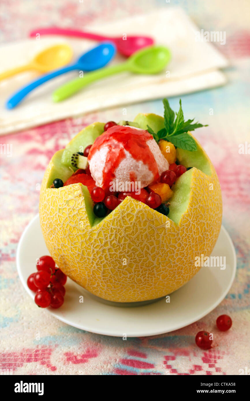 Melone con frutta e gelato. Ricetta disponibile. Foto Stock