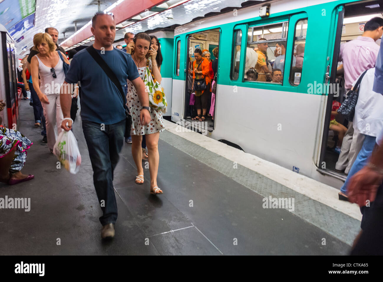 Parigi, Francia, Metro, Metropolitana, interni dei treni della metropolitana, Metropolitana, persone che viaggiano all'interno, treno affollato su Quay in Chatelet Station, folla piattaforma, metropolitana interni, ratp, treni pendolari, Metropolitana francese RATP Foto Stock