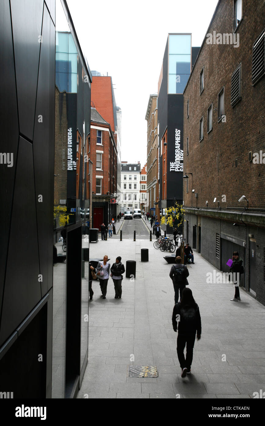 Visualizza in basso Ramillies Street per la Galleria Fotografi, Soho, London, Regno Unito Foto Stock